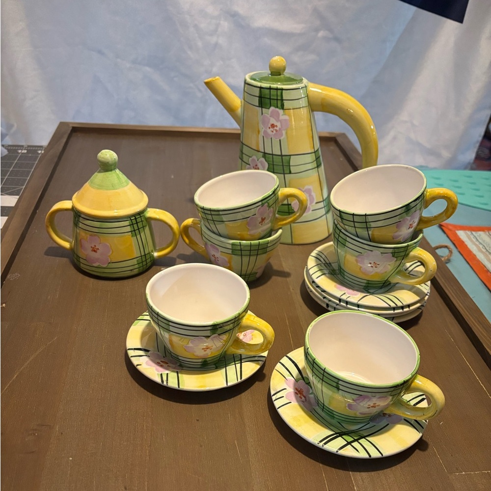 Le Petit Home – Floral Plaid Yellow & Green – Teapot, Sugar Bowl, Cups & Saucers
